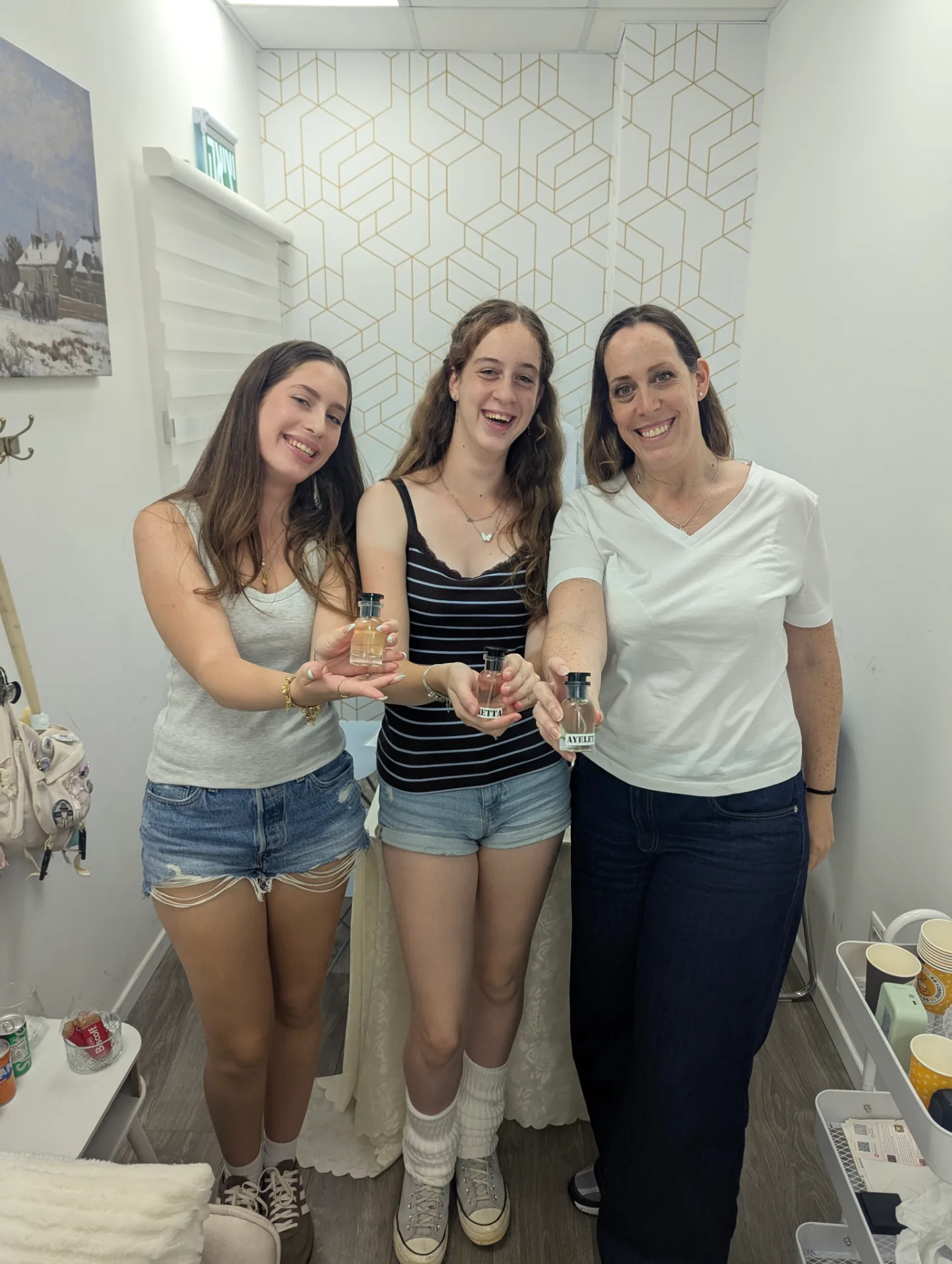 משתתפות מציגות את בקבוקי הבושם האישיים מהסדנה